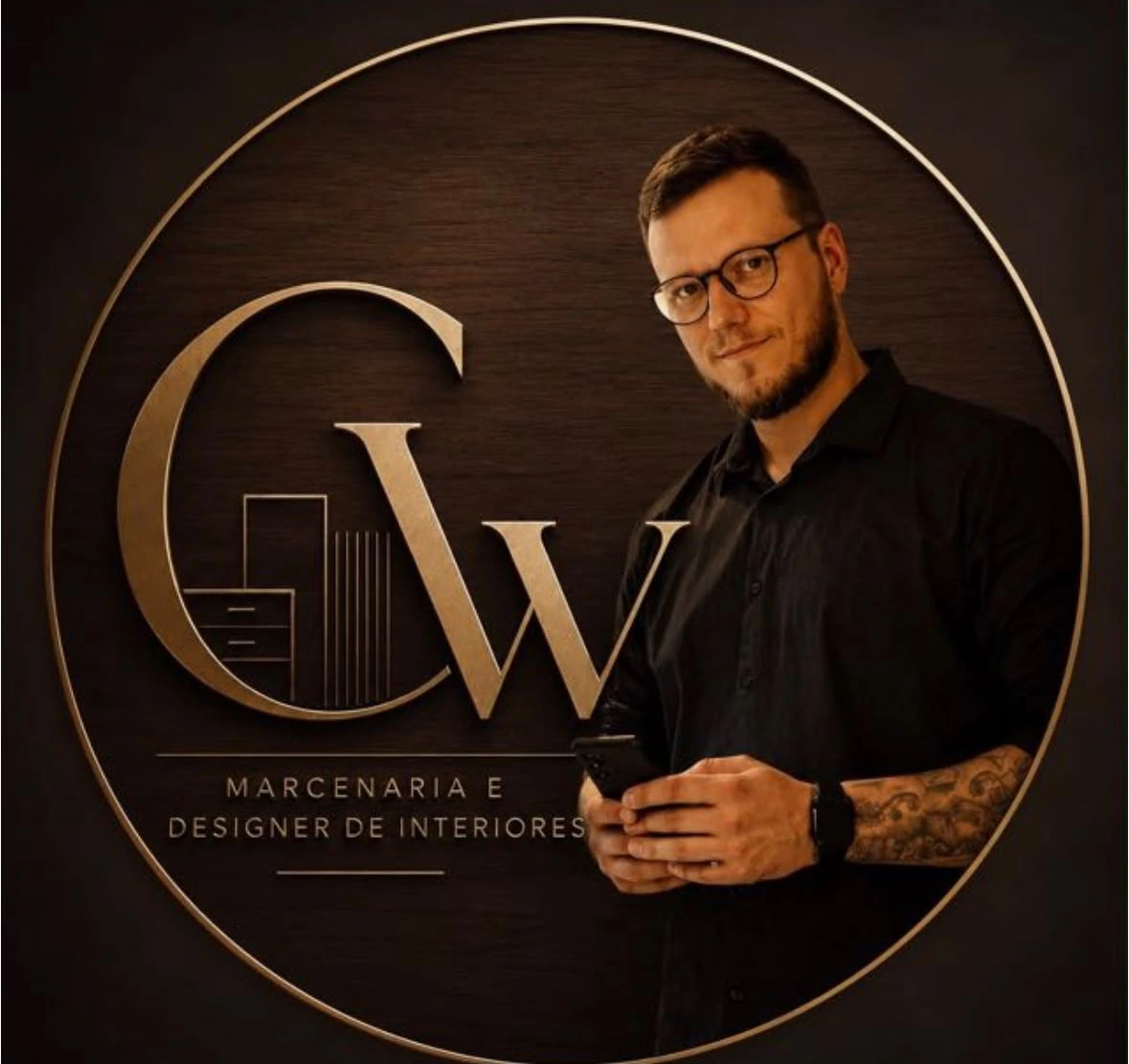 Gabriel, responsável pela CW Móveis, ao lado da marca CW